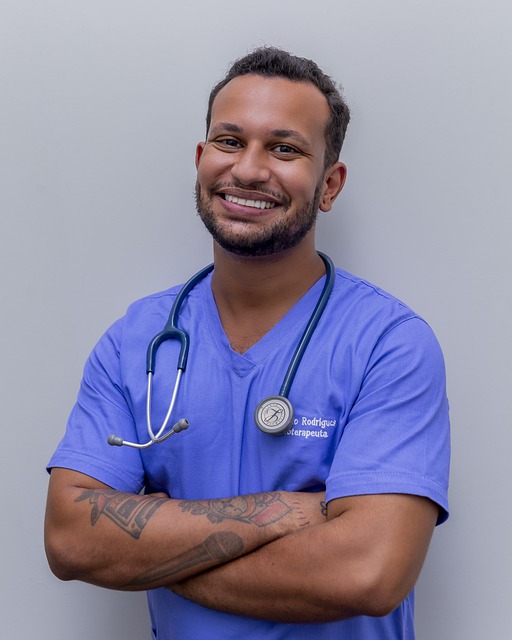 A portrait of an experienced physiotherapist smiling in a medical clinic, showcasing a professional demeanor and a commitment to patient care.